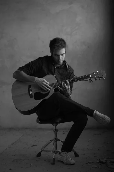 Jeune homme pratiquant à sa guitare . — Photo