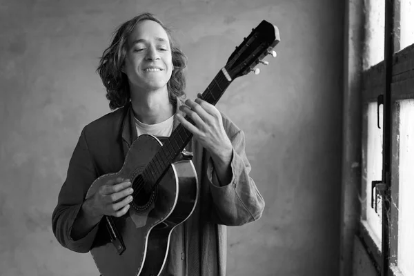 Jovem músico feliz tocando — Fotografia de Stock