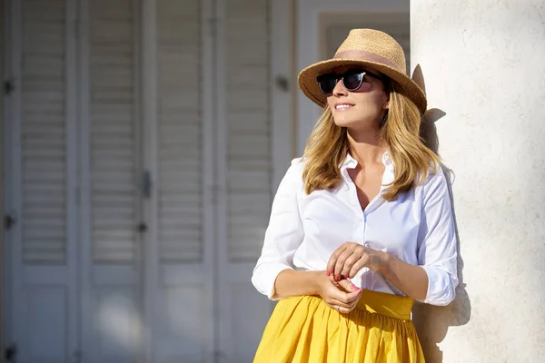 Donna con cappello di paglia — Foto Stock