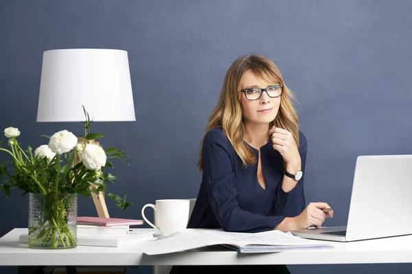 机に座っている女性実業家 — ストック写真