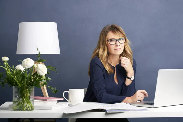 Femme d'affaires assise au bureau — Photo