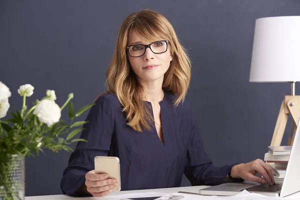 Editor-in-chef businesswoman texting — Stock Photo, Image