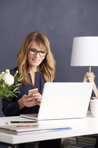 Zakenvrouw texting op haar telefoon — Stockfoto