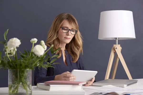 Femme d'affaires utilisant une tablette numérique — Photo