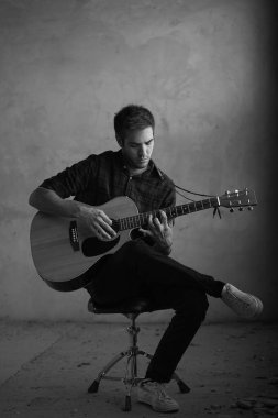 genç adam onun gitar pratik. 