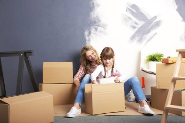  Anne ve sevimli kızı oturan