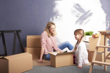  Anne ve sevimli kızı oturan