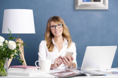  cep telefonunu kullanarak iş kadını