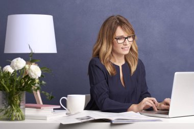  Evden çalışan kadın. 