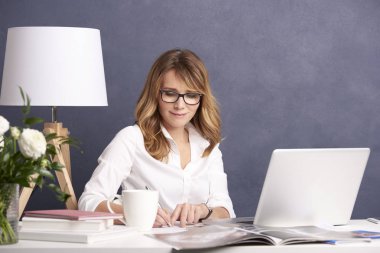  Hom çalışan kadın