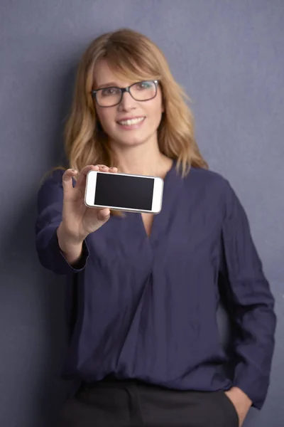 Mujer mostrando su nuevo teléfono celular —  Fotos de Stock
