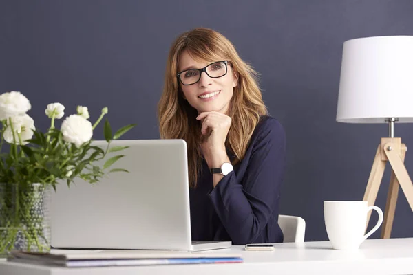 Businesswoman working from home — Stock Photo, Image