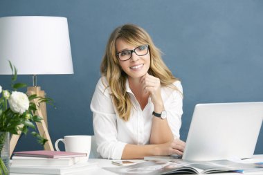  onu laptop kullanan genel yayın yönetmeni kadın