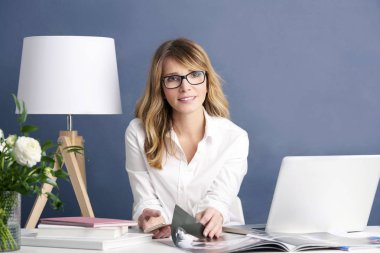 dizüstü bilgisayar kullanarak genel yayın yönetmeni