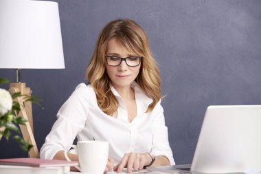 kadının biraz evrak işi yapması 