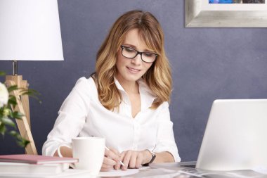  yazma ve onu laptop kullanarak kadın 