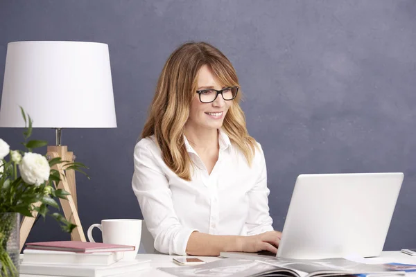 Vrouw werkt op laptop — Stockfoto