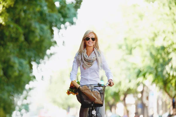 G женщина на велосипеде на улице — стоковое фото