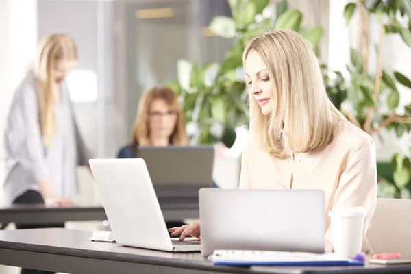 Zakenvrouw met laptop — Stockfoto