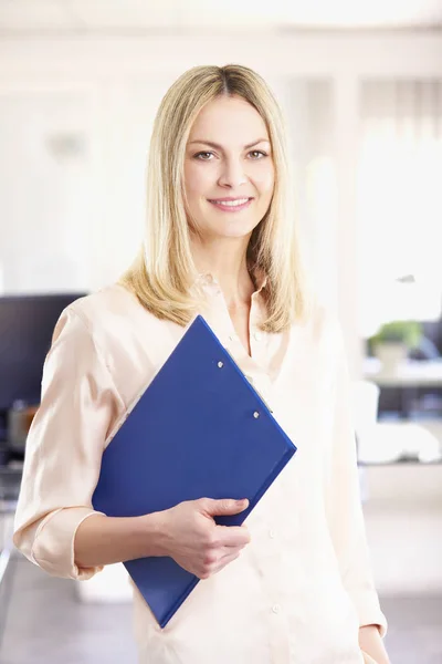 Empresaria de pie en la oficina — Foto de Stock