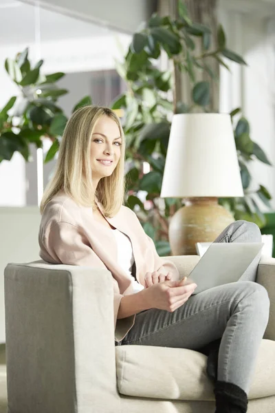 Vrouw om thuis te zitten en werken — Stockfoto