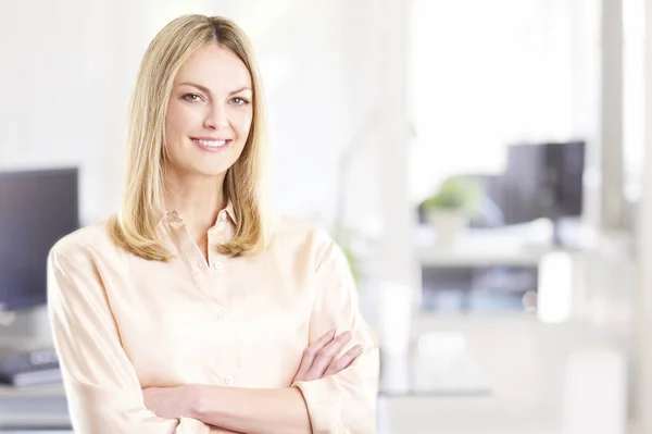 Bonita mujer de negocios de pie — Foto de Stock