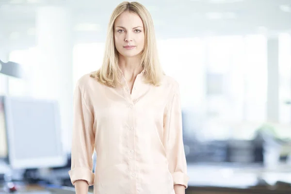 Bonita mujer de negocios de pie — Foto de Stock