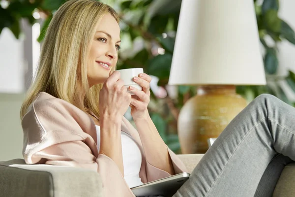 Femme dégustant une tasse de thé — Photo