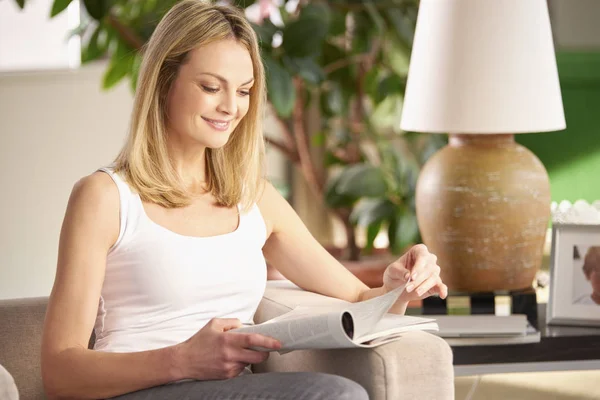 Woman reading magazine — Stock Photo, Image