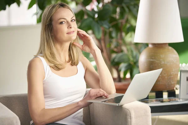 Frau sitzt zu Hause und arbeitet online — Stockfoto
