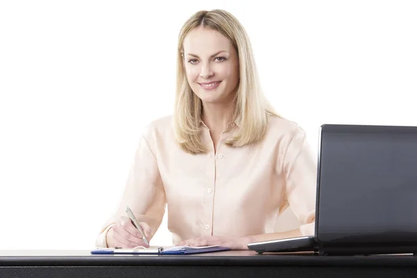 Mujer haciendo algo de papeleo — Foto de Stock