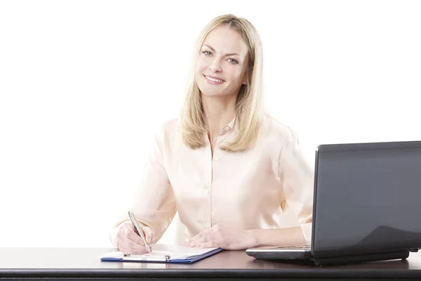 Mujer haciendo algo de papeleo — Foto de Stock