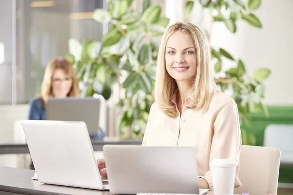 Mujer de negocios que trabaja en computadoras portátiles — Foto de Stock