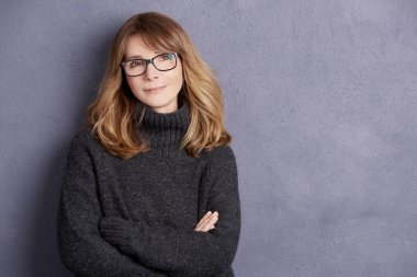 kadın katlanmış silah poz ile