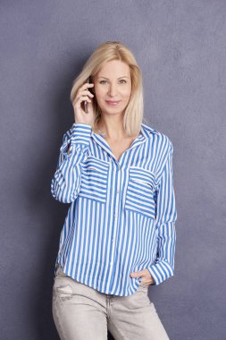  cep telefonu kullanan sarışın kadın