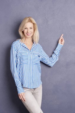  kadın bir şeyler gösteriyor 