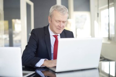 masada oturan ve çalışan Finans Müdürü