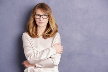 silah katlanmış gülümseyen kadın