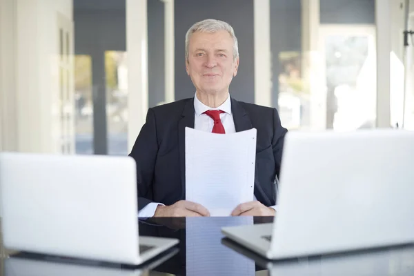 Ekonomidirektör sitter vid skrivbord och arbeta — Stockfoto