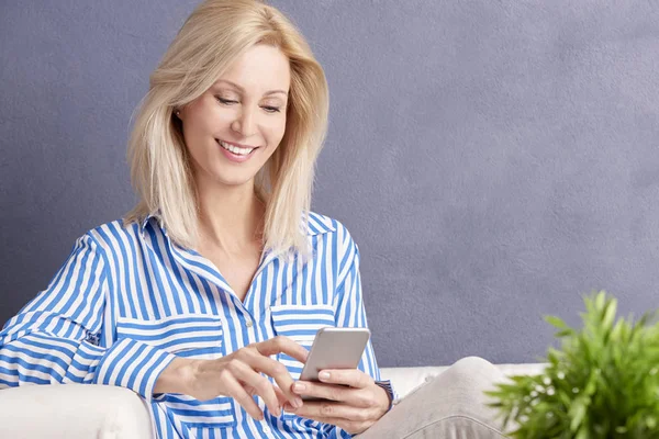 Woman using her cellphone — Stock Photo, Image