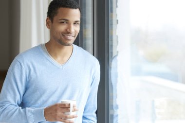 Bir fincan kahve içen adam..