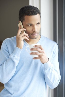 Cep telefonuyla konuşan adam. 