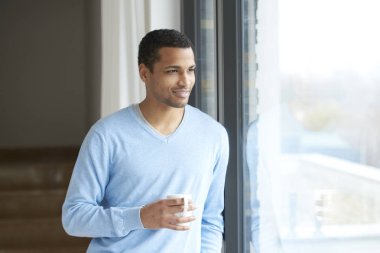 adam onun günü bir fincan kahve ile planlama 