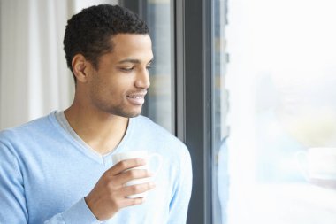 adam onun günü bir fincan kahve ile planlama 