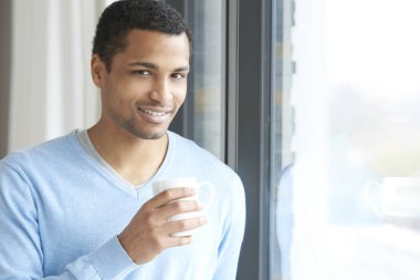 Bir fincan kahve içen adam..