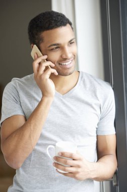 telefonu kullanan genç adam 