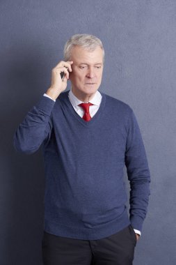 biriyle telefonda konuşan adam