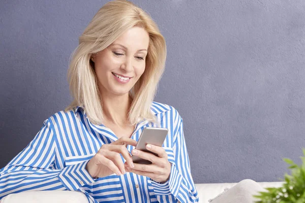 Vrouw met behulp van haar mobiele telefoon — Stockfoto