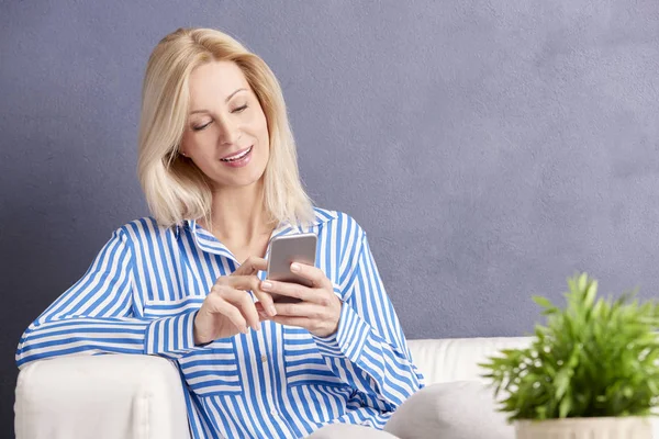 Vrouw met behulp van haar mobiele telefoon — Stockfoto