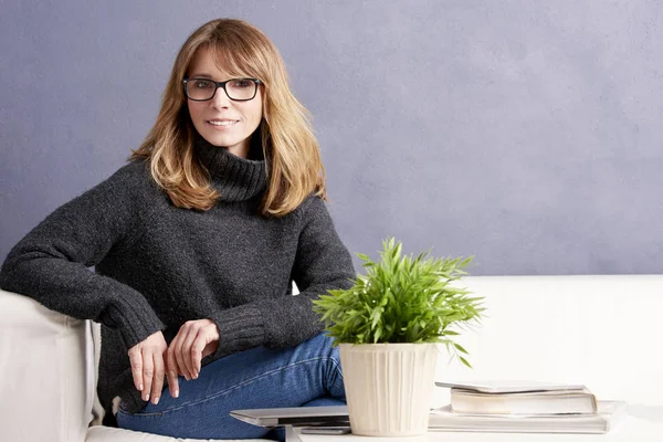 Vrouw in casual kleding glimlachen — Stockfoto